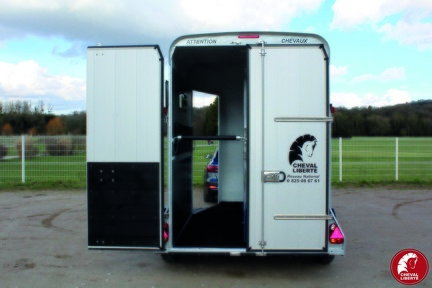 20190207 02 Touring Country Blanc - Arriere porte G ouverte