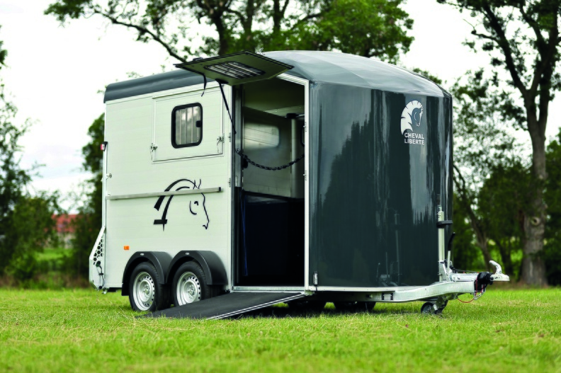 20200908 - MAXI 2 - TROIS QUART AVANT DROIT - PONT AVANT OUVERT.jpg